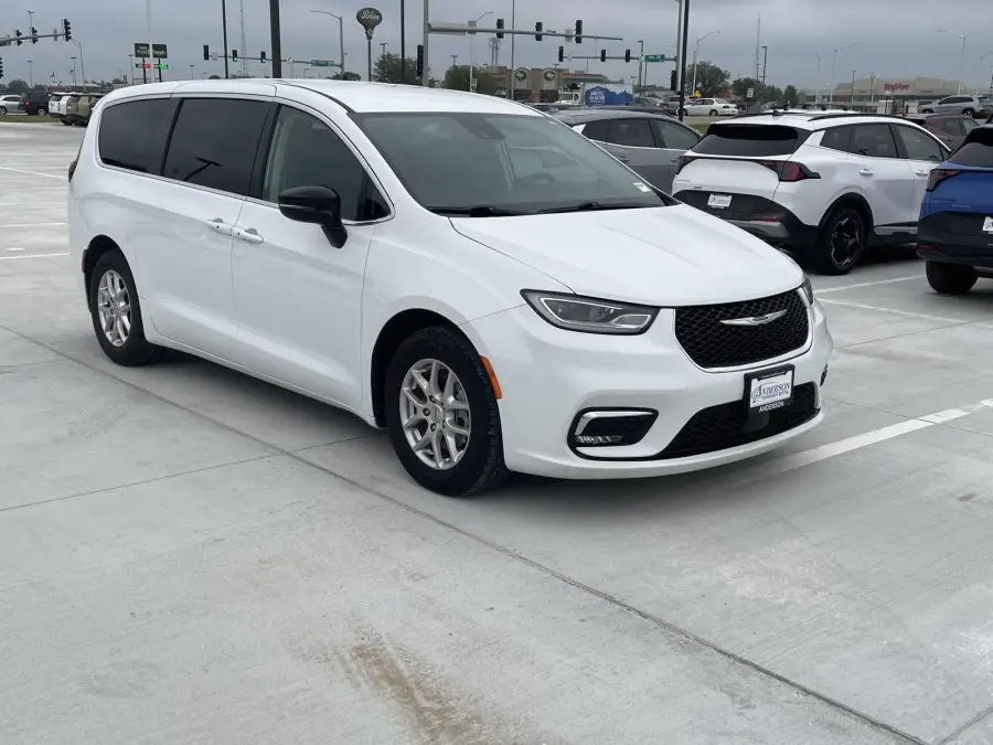 Pre-Owned 2024 Chrysler Pacifica for sale in Grand Island NE