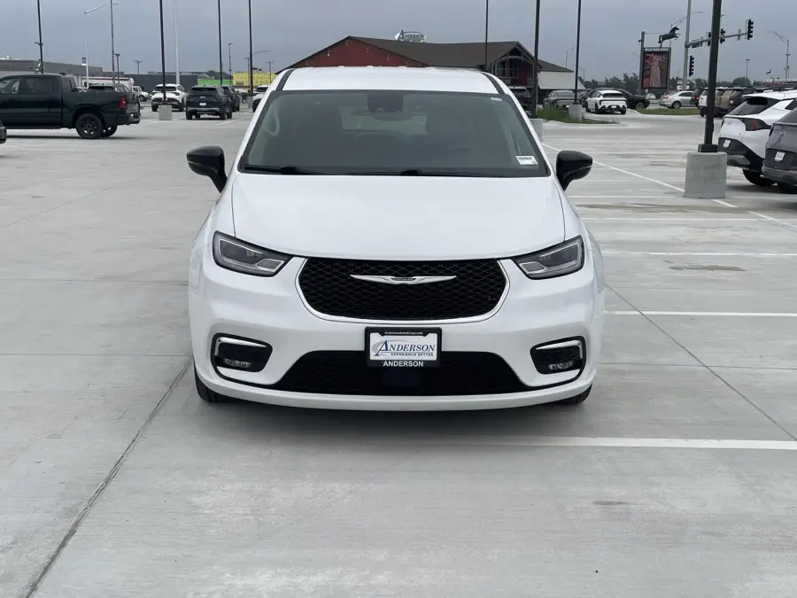 Pre-Owned 2024 Chrysler Pacifica for sale in Grand Island NE